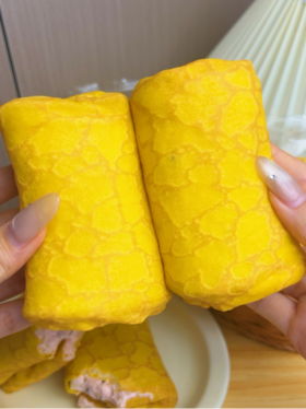 😜蛋皮泡芙卷｜我宣布奥巧和草莓才是顶配！🌟软糯蛋皮吐司裹着奥巧草莓爆浆，💥直接封神！ 【叮咚熊蛋皮泡芙卷（奥巧风味）】💰29.8到手两大箱