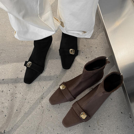 【预售5天】洋气巨好看的内增高小短靴女新款秋金属扣平跟瘦瘦马丁裸靴WC&M3676 商品图0
