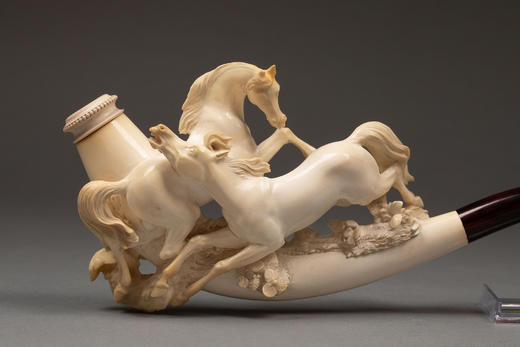 独角鹿西洋古董1870-1880年代奥地利出品安布罗石烟嘴装饰骏马主题精雕海泡石烟斗 带原盒 商品图4