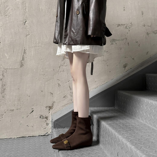 【预售5天】洋气巨好看的内增高小短靴女新款秋金属扣平跟瘦瘦马丁裸靴WC&M3676 商品图2