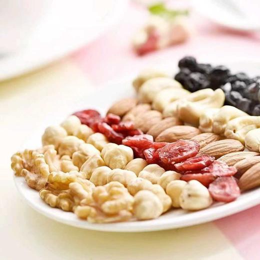 【团购特惠】沃隆每日坚果成人版，享受生活，六款干果混合，醇香坚果，酸甜果干，配精美礼袋。 商品图1