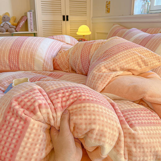 老米优品🎈特价福利！ 糯叽叽的超温暖！《牛奶绒四件套 》内植入静电丝整夜安睡 🧡立体花AB面双层搭配~ 治愈系床品！ 商品图3