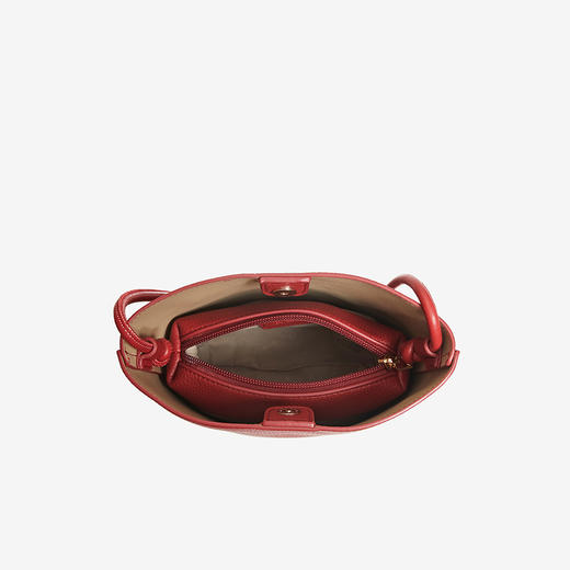 【百思图】  BF楼百思图2026春新款时尚水桶包简约通勤单肩包女TY084AX6吊牌价299.现价109 商品图2