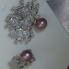 限·福利安排一下，好看的粉紫色一组，胸针+戒指，ji光近圆天然珍珠，无暇或微瑕，面无暇，纯银配件，珠子很亮颜色好看～。约12-13mm左右。 商品缩略图0