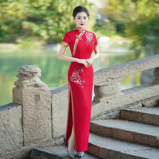 旗袍2025新款改良高开叉长款修身连衣裙舞台演出大码红色国风显瘦 商品图0