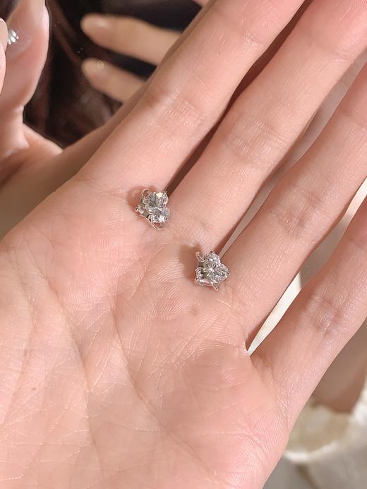 卡蒂罗KADER 心动频率耳钉 925银梦幻爱心大颗闪锆氛围感设计耳饰 精致俏皮甜美可爱配饰闪耀吸睛 商品图8