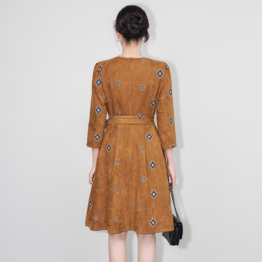 「高货wl」全新升级【铂金会员339/天猫459/差价120】(12828)洛诗琳轻奢重工刺绣连衣裙2025秋冬麂皮绒复古收腰大摆裙 商品图1