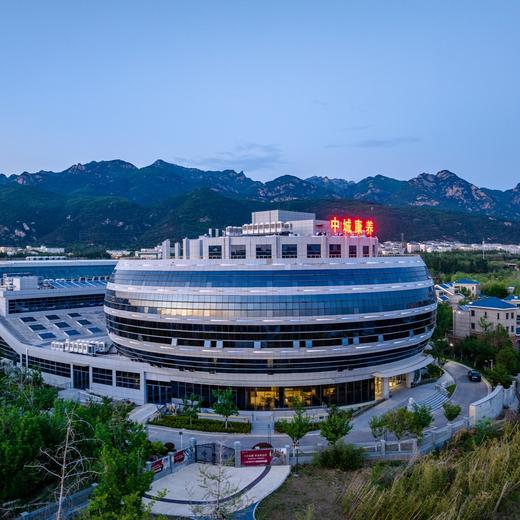 【旅居11.11大爆款】山东 | 泰安悠山湖畔国际颐养社区酒店爆款旅居，￥2580元/双人10晚，一日三餐全含、豪华舒适客房、泰安站至基地往返接送、基地多样娱乐设施免费使用~ 商品图1
