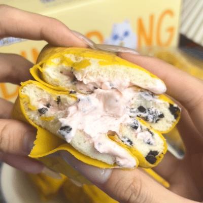 😜蛋皮泡芙卷｜我宣布奥巧和草莓才是顶配！🌟软糯蛋皮吐司裹着奥巧草莓爆浆，💥直接封神！ 【叮咚熊蛋皮泡芙卷（奥巧风味）】💰29.8到手两大箱 商品图3