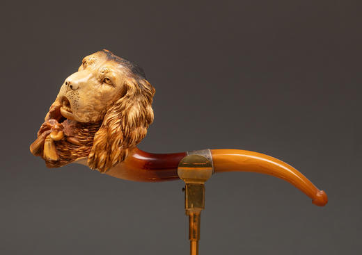 独角鹿西洋古董 1870年代奥地利出品纯银及安布罗石烟嘴装饰猎犬主题精雕海泡石烟斗 商品图0