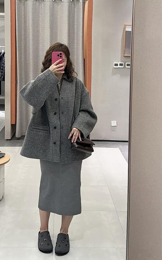 绵羊毛呢大衣外套 精选优质绵羊毛混纺面料 将温暖的质感平衡得恰到好处 直身版型宽松有度 极简V领的廓形感大衣 整体松弛而不失型格 商品图4