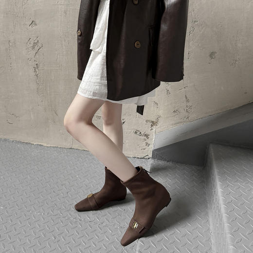 【预售5天】洋气巨好看的内增高小短靴女新款秋金属扣平跟瘦瘦马丁裸靴WC&M3676 商品图3