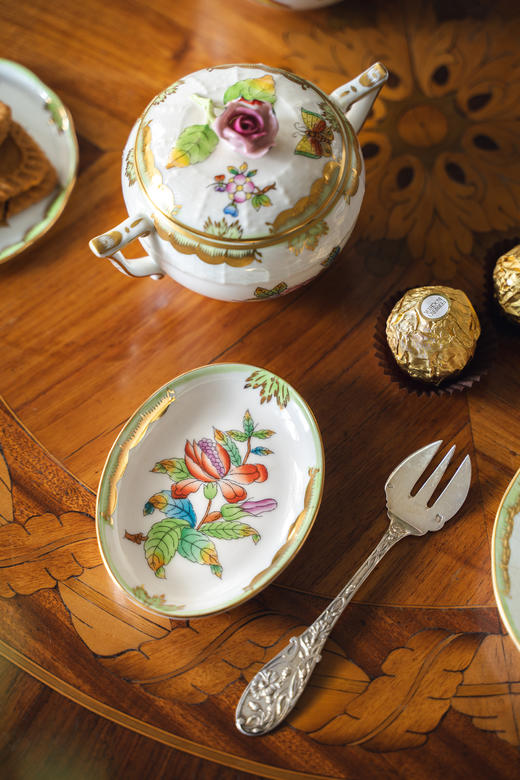 独角鹿西洋古董20世纪匈牙利赫伦瓷窑出品「维多利亚女王」系列主题手绘描金装饰下午茶瓷器套件 商品图8