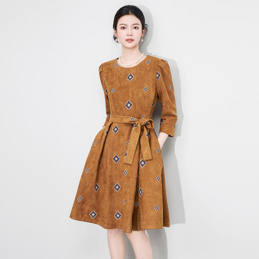 「高货wl」全新升级【铂金会员339/天猫459/差价120】(12828)洛诗琳轻奢重工刺绣连衣裙2025秋冬麂皮绒复古收腰大摆裙 商品图0