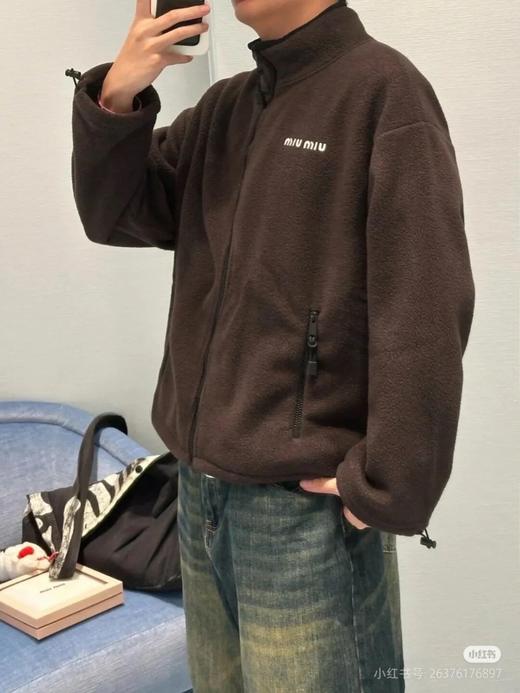 缪家 美拉德色系400抗静电摇粒绒刺绣外套 商品图4