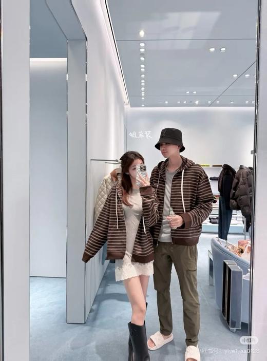 MIUMIU情侣款棕色条纹外套棕白细条刺绣连帽拉链衫 商品图3