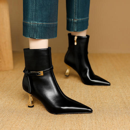 【预售5天】简约百搭尖头短靴，真皮皮带扣细跟时装靴DB&M6623 商品图4