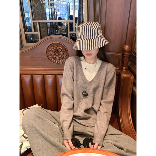 <曾小咸推荐> 灰色V领时尚毛衣女 商品图0
