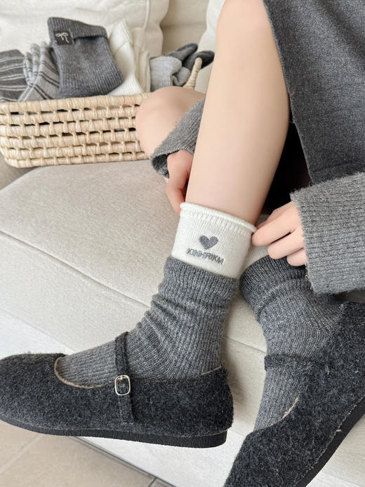4双一组！暖芙芙羊毛女袜秋冬长筒袜  小爱心、蝴蝶结刺绣+经典条纹 潮流格雷灰色系  超细柔软羊毛 保暖抗寒 商品图0