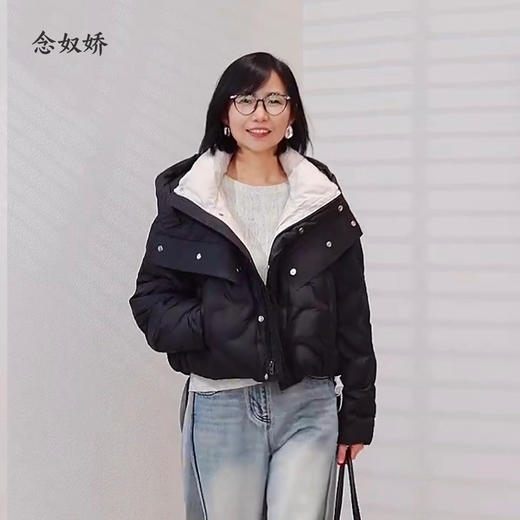 【商场同款】CNO5094 “ 双色短羽绒服 ” 轻盈短巧~温暖包裹感，里外撞色时尚感十足，领口双层挡风条温暖您的冬日 商品图2