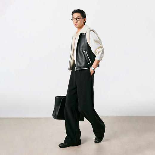 棉仓3661027001-皮毛一体风格熊猫色马甲黑白撞色立翻领美利奴颗粒羊毛 商品图3