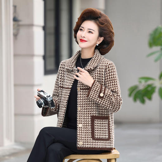 W504-82234-95-168中年妈妈秋装洋气仿水貂绒毛呢格子外套50岁中老年女冬季长袖大衣 商品图2