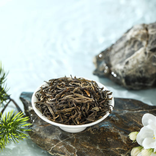 【七彩云南茉莉普洱香茗礼盒】突破传统烘青茶坯窨制方式 独创性地改用大叶晒青茶坯为茶底 经8窨9提工艺 制得“不见花瓣只闻花香”的茉莉普洱茶 实现久藏不失高香的特质 3罐装 商品图5