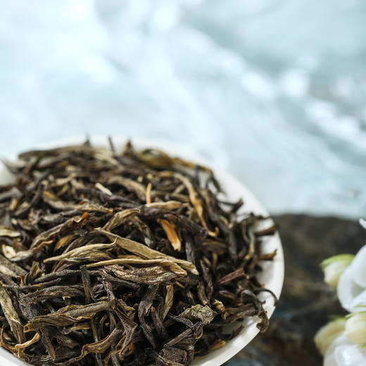 【七彩云南茉莉普洱香茗礼盒】突破传统烘青茶坯窨制方式 独创性地改用大叶晒青茶坯为茶底 经8窨9提工艺 制得“不见花瓣只闻花香”的茉莉普洱茶 实现久藏不失高香的特质 3罐装 商品图7