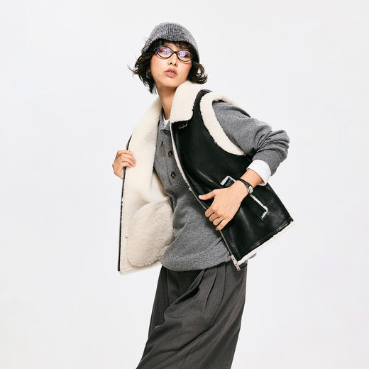 棉仓3661027001-皮毛一体风格熊猫色马甲黑白撞色立翻领美利奴颗粒羊毛 商品图2