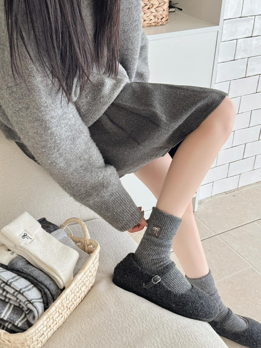 4双一组！暖芙芙羊毛女袜秋冬长筒袜  小爱心、蝴蝶结刺绣+经典条纹 潮流格雷灰色系  超细柔软羊毛 保暖抗寒 商品图4