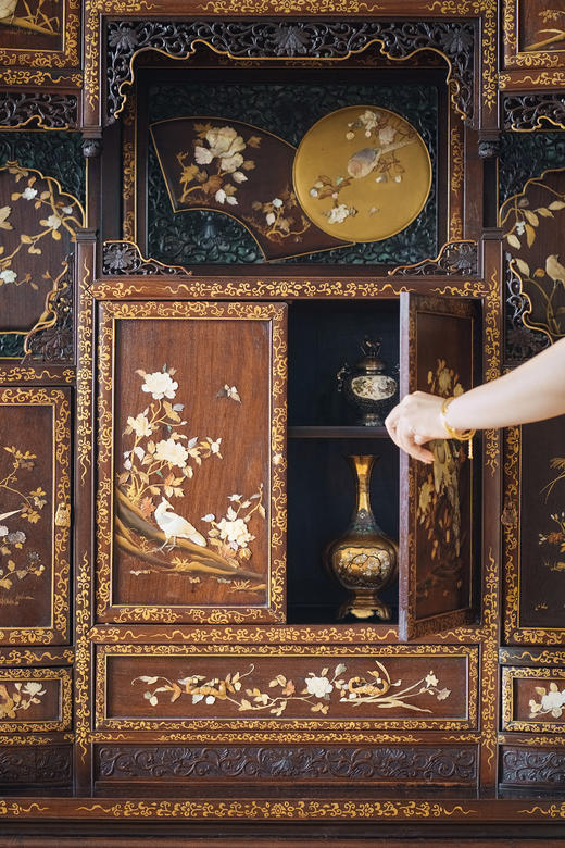 【已售】独角鹿西洋古董1880年代日本明治时期出品吉祥卷叶纹硬木镂雕及描金装饰传统东方花鸟主题芝山镶嵌大型多宝阁 商品图4