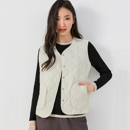 秋冬保暖颠覆来袭！【DUBAILI--男女同款科技三防羊毛马甲】防风防水防污性能、羊毛填充更轻盈/更保暖/更透气、简约立体剪裁版型、斜插兜+后背精妙横切设计、百搭造型解锁秋冬新时尚 商品图4