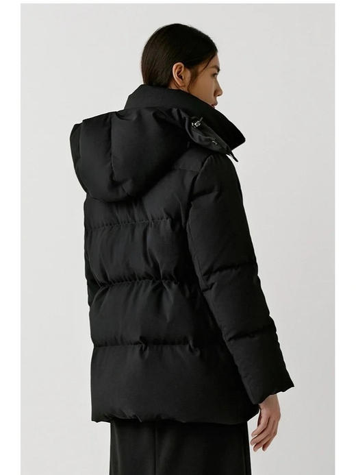 精纺羊毛白鹅绒羽绒服 重磅高暖羽绒 内填高质90鹅绒 恰当松量 周身立体绗缝 甄选100%品质绵羊毛面料 立体微阔袖型 商品图2