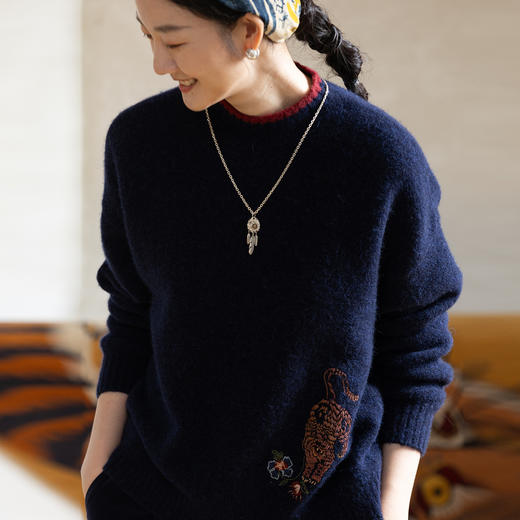 牧衣游原创 羊羔绒混织手工刺绣毛织套头衫软糯轻盈保暖毛衣 轻歌 商品图0