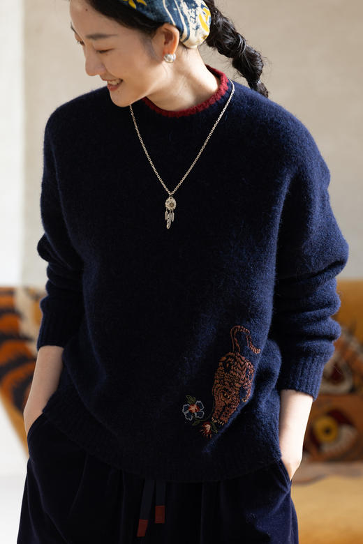 牧衣游原创 羊羔绒混织手工刺绣毛织套头衫软糯轻盈保暖毛衣 轻歌 商品图5