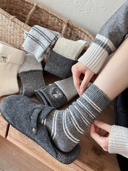4双一组！暖芙芙羊毛女袜秋冬长筒袜  小爱心、蝴蝶结刺绣+经典条纹 潮流格雷灰色系  超细柔软羊毛 保暖抗寒 商品图2