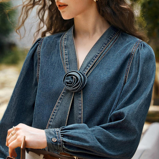OLrain欧芮儿2025新款女秋季设计感立体花朵V领衬衣长袖牛仔衬衫 商品图1