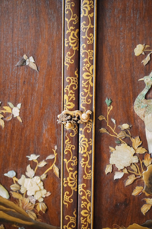 【已售】独角鹿西洋古董1880年代日本明治时期出品吉祥卷叶纹硬木镂雕及描金装饰传统东方花鸟主题芝山镶嵌大型多宝阁 商品图5