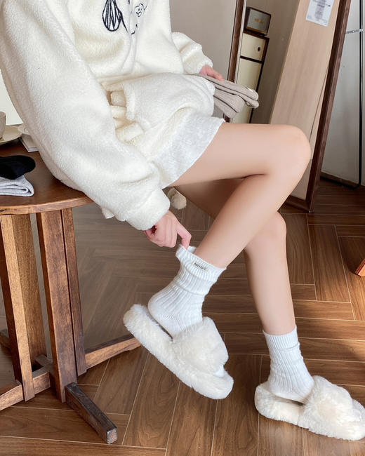 4双一组！暖芙芙羊毛女袜纯色英文布标  经典黑白灰棕色系 百搭好看软糯糯羊绒、加厚保暖抗寒 商品图2