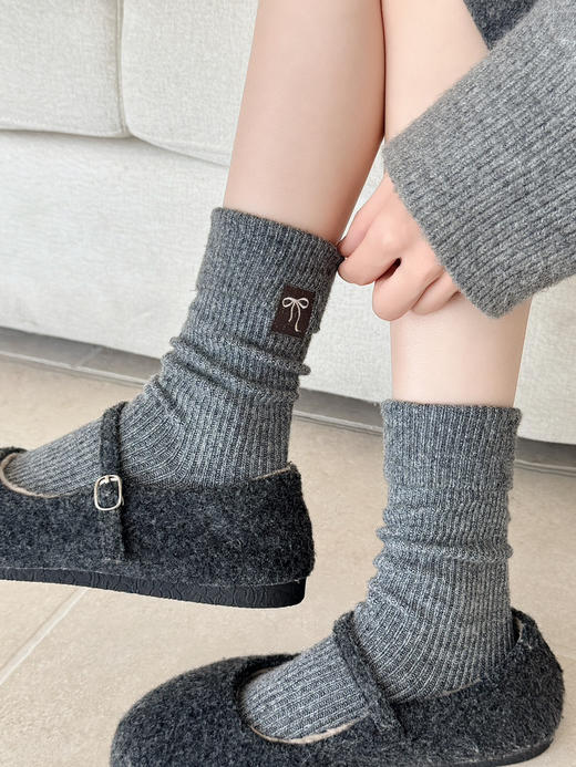 4双一组！暖芙芙羊毛女袜秋冬长筒袜  小爱心、蝴蝶结刺绣+经典条纹 潮流格雷灰色系  超细柔软羊毛 保暖抗寒 商品图1