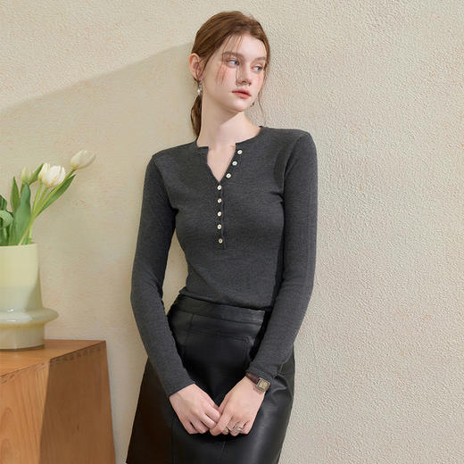 西遇纽扣V领长袖针织衫女秋季新款气质修身显瘦打底衫上衣H0055190 商品图3