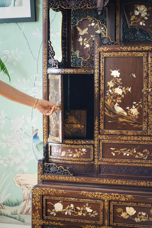 【已售】独角鹿西洋古董1880年代日本明治时期出品吉祥卷叶纹硬木镂雕及描金装饰传统东方花鸟主题芝山镶嵌大型多宝阁 商品图8