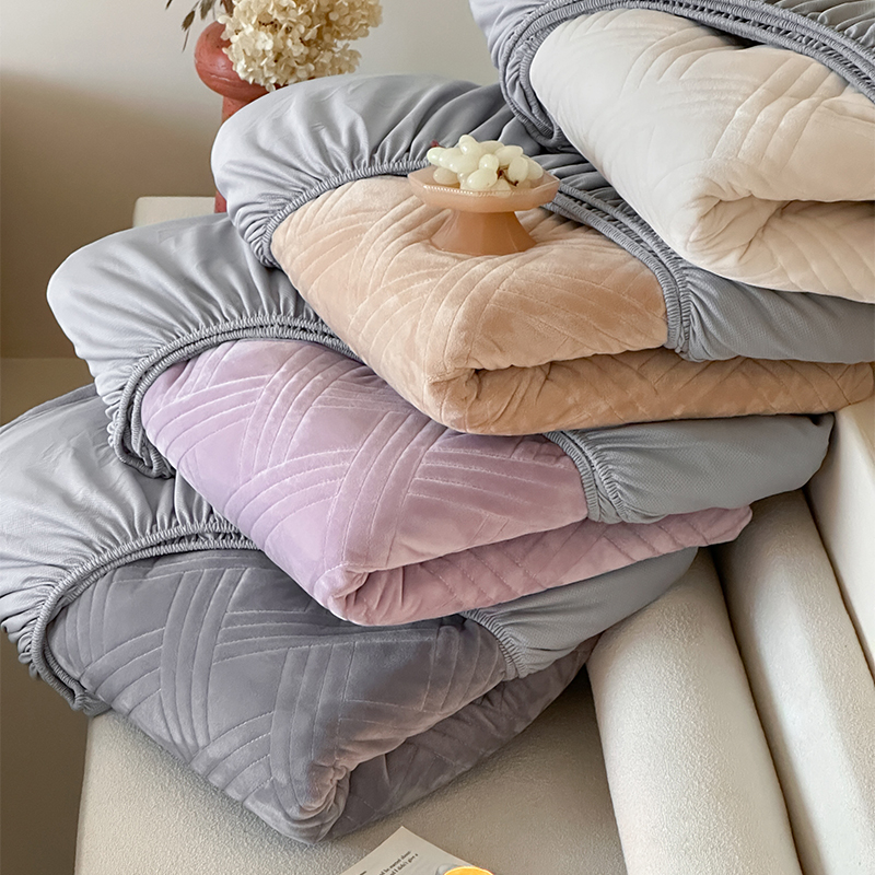 顶柔施罗德蚕丝防螨垫JJ6156，科技防漏层水分停留不渗透；干爽透气外层易清洗不留痕