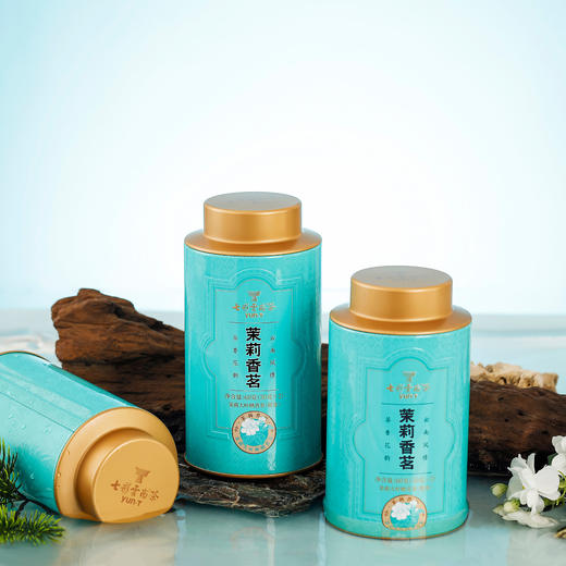 【七彩云南茉莉普洱香茗礼盒】突破传统烘青茶坯窨制方式 独创性地改用大叶晒青茶坯为茶底 经8窨9提工艺 制得“不见花瓣只闻花香”的茉莉普洱茶 实现久藏不失高香的特质 3罐装 商品图0