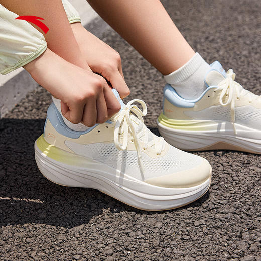 安踏旅步2S丨跑步鞋女PG7缓震回弹运动鞋女耐磨舒适运动鞋子112535545 象牙白/微蛋白/水天蓝-3 商品图4