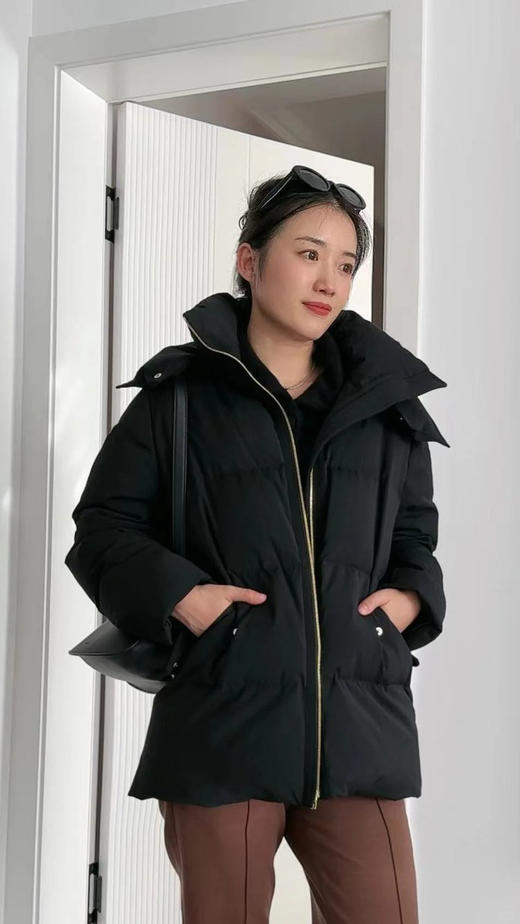 精纺羊毛白鹅绒羽绒服 重磅高暖羽绒 内填高质90鹅绒 恰当松量 周身立体绗缝 甄选100%品质绵羊毛面料 立体微阔袖型 商品图7