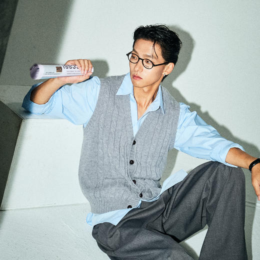 棉仓3661026002-【层序之间】灰色v领针织马甲全羊毛绞花叠穿背心开衫 商品图3