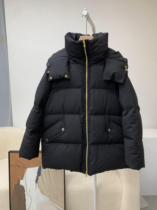 精纺羊毛白鹅绒羽绒服 重磅高暖羽绒 内填高质90鹅绒 恰当松量 周身立体绗缝 甄选100%品质绵羊毛面料 立体微阔袖型 商品图9
