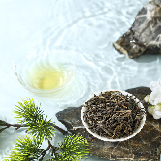 【七彩云南茉莉普洱香茗礼盒】突破传统烘青茶坯窨制方式 独创性地改用大叶晒青茶坯为茶底 经8窨9提工艺 制得“不见花瓣只闻花香”的茉莉普洱茶 实现久藏不失高香的特质 3罐装 商品图6