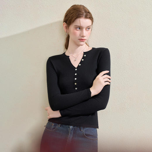 西遇纽扣V领长袖针织衫女秋季新款气质修身显瘦打底衫上衣H0055190 商品图2